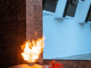 В патриотической акции «Свеча памяти» якутяне выложили из горящих свечей слово «ПОМНИМ» 