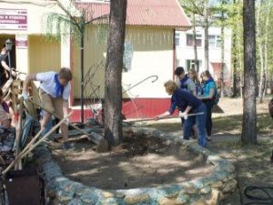 Нерюнгринские школьники украшают родной город цветами