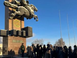В Якутске возложили цветы к монументу «Воинам-победителям» в День неизвестного солдата