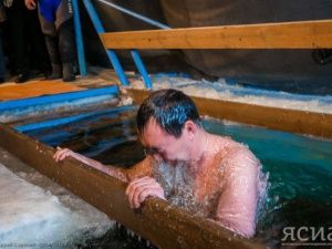 Айсен Николаев окунулся в крещенскую купель