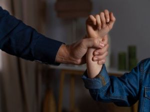 Житель Якутии, находясь в рестобаре, нанес побои женщине