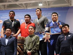 Фоторепортаж. Главные схватки чемпионата Якутии по вольной борьбе