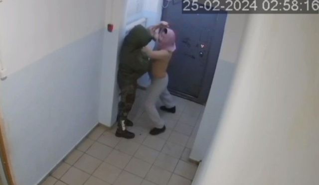 Полуголый парень напал в подъезде с ножом на мужчину