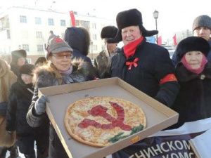 Пиццу в виде серпа и молота подарили Виктору Губареву коммунисты Якутии