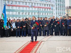 Глава Якутии Айсен Николаев возложил цветы к памятнику Платону Ойунскому в День государственности