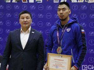 Министерство спорта Якутии наградило чемпионов мира по мас-рестлингу