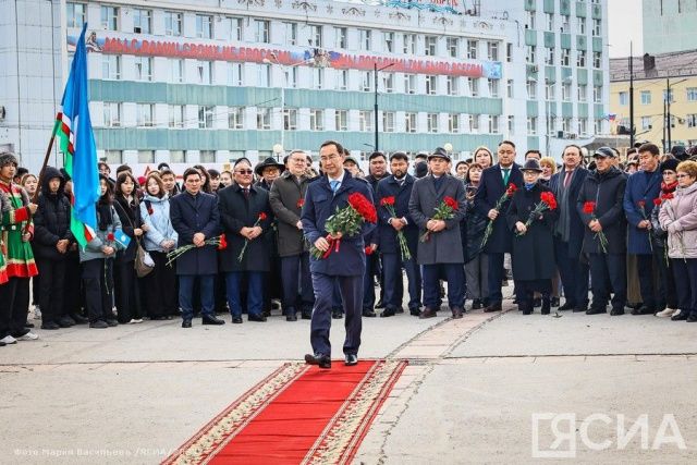 Глава Якутии Айсен Николаев возложил цветы к памятнику Платону Ойунскому в День государственности