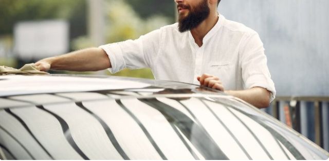 Житель Якутии подал иск на Управляющую компанию после того, как часть крыши дома упала на его автомобиль