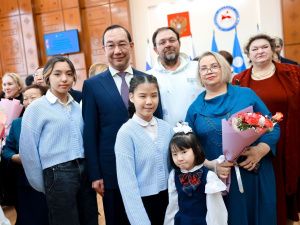 Айсен Николаев вручил государственные награды многодетным матерям Якутии