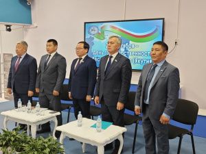 Вице-премьер Георгий Степанов возложил цветы к памятникам Илье Винокурову и Максиму Аммосову