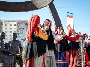 В честь Дня города Якутска к памятнику Семену Дежневу и Абакаяде возложили цветы