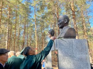В Якутске возложили цветы к памятникам легендарным лесникам  Николаю Степанову и Константину Аникину