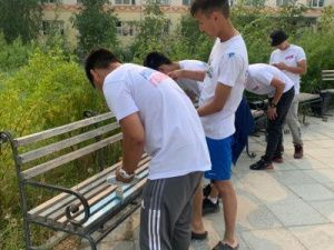 Молодогвардейцы провели косметический ремонт скамеек