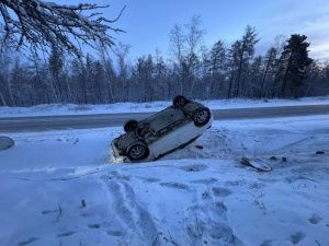 В Якутске водитель сбил дорожные знаки, опрокинул машину и скрылся с места ДТП