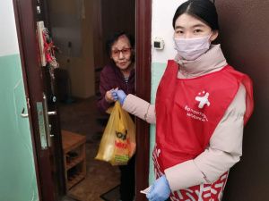 В Якутске волонтеры оказывают помощь пожилым людям