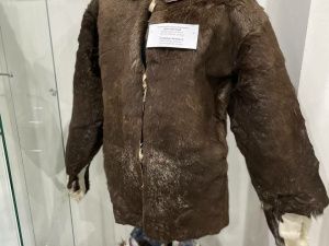 Эвенские костюмы, шахматы из костей оленя: в Якутске открылась выставка мастера Елизаветы Потаповой