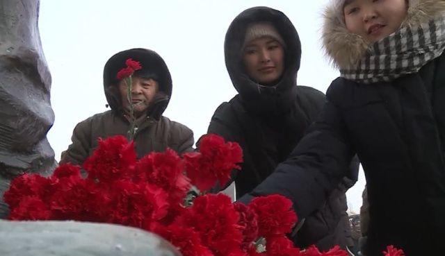 В честь 125-летия со дня рождения Исидора Барахова в Якутске возложили цветы к его памятнику