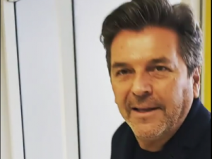 В Якутск прилетел Томас Андерс: мировая звезда осталась без багажа