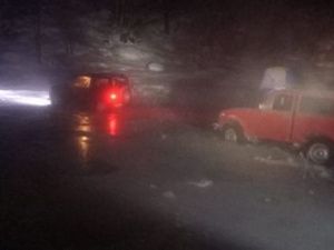 В Якутии рыбаки застряли в наледи на реке