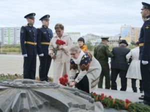 В Якутске возложили цветы к монументу «Воинам-победителям»