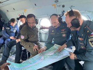 Глава МЧС России посетил село Хатырык в Якутии, пострадавшее от наводнения  