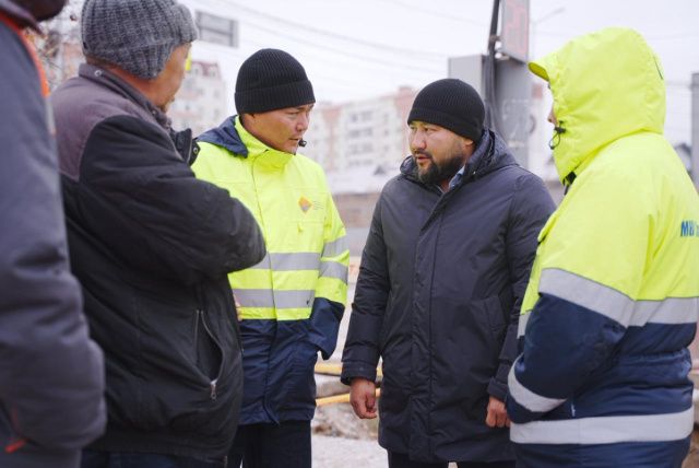Евгений Григорьев проверил ход работ по капитальному ремонту улицы Ойунского