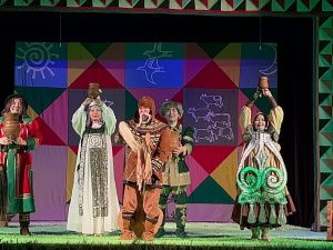 В День родного языка и письменности ТЮЗ представил по школьной программе спектакль «Старушка Бэйбэрикээн с пятью коровами»