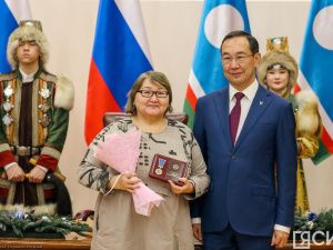 Айсен Николаев вручил якутянам государственные награды в преддверии Нового года