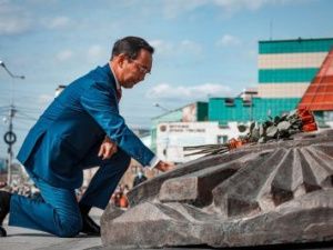 В День Великой Победы Айсен Николаев возложил цветы к монументу «Воинам победителям»