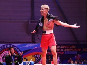 Пять миллионов тугриков вручили первому чемпиону мира по мас-рестлингу из Монголии