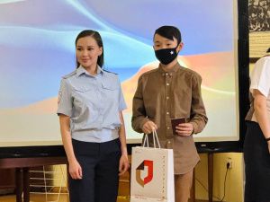В Якутске юным горожанам торжественно вручили паспорта ко Дню Конституции РФ