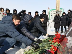 Якутяне несут цветы к мемориалу памяти жертв теракта в Подмосковье