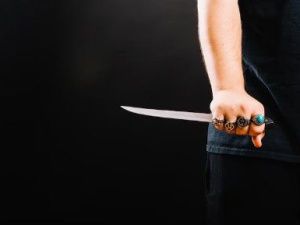 В Якутии женщина тяжело ранила гостя, который не хотел уходить