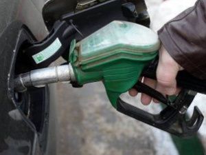 Житель Якутска не выдержал долгого ожидания на автозаправке и разбил стекло чужого автомобиля