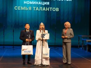 Семья Саниты Ай и Эрхана Николаевых стала лауреатом премии семей участников СВО в Москве