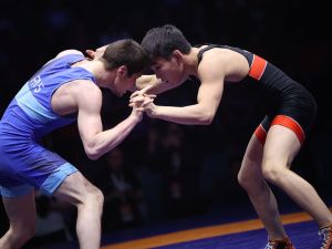 Глава Якутии Айсен Николаев вручил первые медали победителям Первенства России по вольной борьбе в Якутске