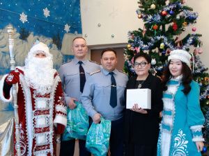 Офицеры исправительной колонии № 1 подарили новогоднее настроение воспитанникам адаптивной школы-интерната № 28 г. Якутска