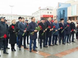 Депутаты Якутской гордумы отдали дань уважения лучшим сынам республики