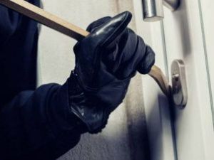 В Верхневилюйском улусе рецидивисты обворовали дорожных работников