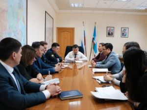 Начальник УФСИН Владислав Дзюба и министр жилищно-коммунального хозяйства и энергетики Республики Саха (Якутия) Дмитрий Садовников провели рабочую встречу