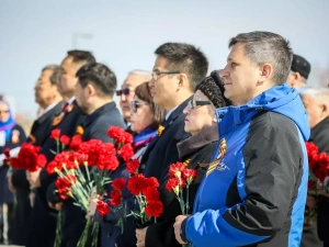 В Якутске возложили цветы в Парке Победы в честь памяти о воинах-якутянах и тружениках тыла