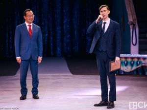 Премии лучшим школьникам Якутии 2023 года вручил Айсен Николаев