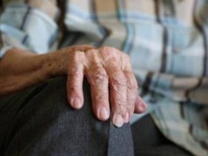 81-летний пенсионер хотел перевести мошенникам деньги, но банк не провел операцию