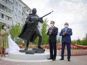 В Якутске торжественно открыли памятник якутским снайперам