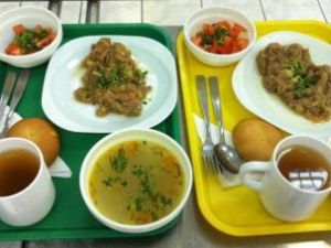 Айсен Николаев поручил помочь малоимущим семьям в организации питания школьников