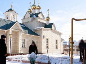Осужденные к принудительным работам очистили от снега территорию Покровского женского монастыря в г. Якутске