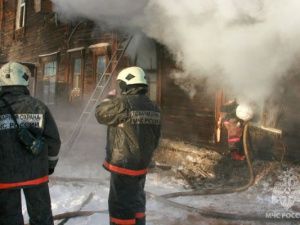 Произошел пожар в двухэтажном расселенном доме в Якутске