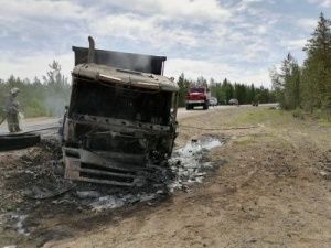 В Якутии после столкновения загорелся большегруз: пострадали два человека