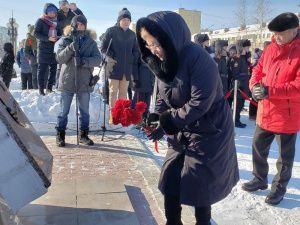 В Якутске на площади Победы возложили цветы в честь годовщины вхождения Крыма в состав России