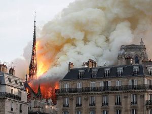 Сгорел собор Парижской Богоматери
